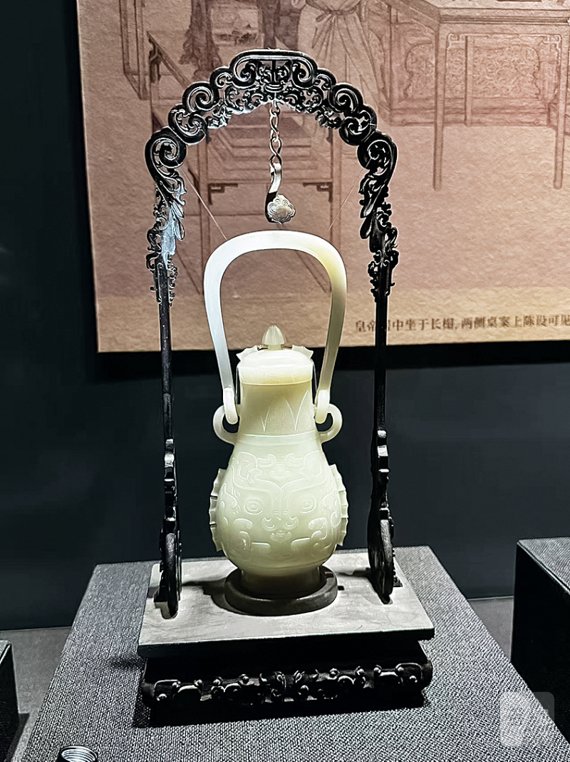 清乾隆 白玉螭龙纹双耳挂瓶 - 图4